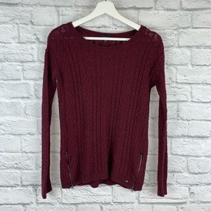 ❄️American Eagle Cable Knit Sweater M